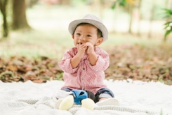 孩子愛吃手是什么原因？