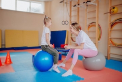 小孩協(xié)調(diào)性差怎么做感統(tǒng)訓(xùn)練？